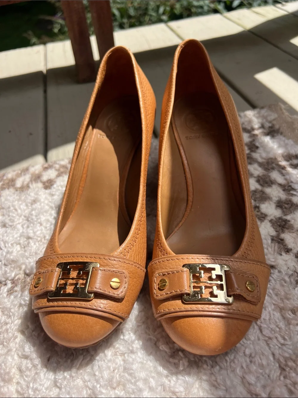 NWOB!  Tory Burch Tan Leather closed toe wedges with Gold Emblem